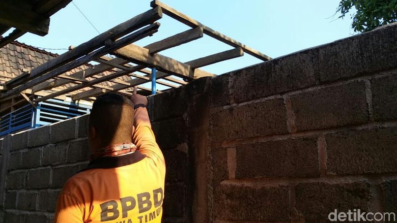 Diterpa Angin Kencang, Atap 5 Rumah Warga di Situbondo Terbang Diterpa Angin Kencang, Atap 5 Rumah Warga di Situbondo Terbang