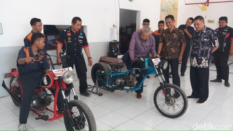 Siswa SMK di Tegal Ciptakan Motor Chopper dari Limbah Logam Foto: Imam Suripto/detikcom Siswa SMK di Tegal Ciptakan Motor Chopper dari Limbah Logam Foto: Imam Suripto/detikcom