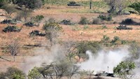 Para prajurit TNI dari tiga matra itu tampak cukup tangkas melakukan berbagai manuver penyerangan. Baik manuver darat, laut, hingga manuver udara, hingga berhasil menghancurkan daerah musuh.
