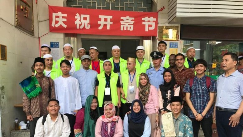 Terharu Bisa Yasinan di Makam, Kisah Muslim Indonesia Ibadah di China Terharu Bisa Yasinan di Makam, Kisah Muslim Indonesia Ibadah di China