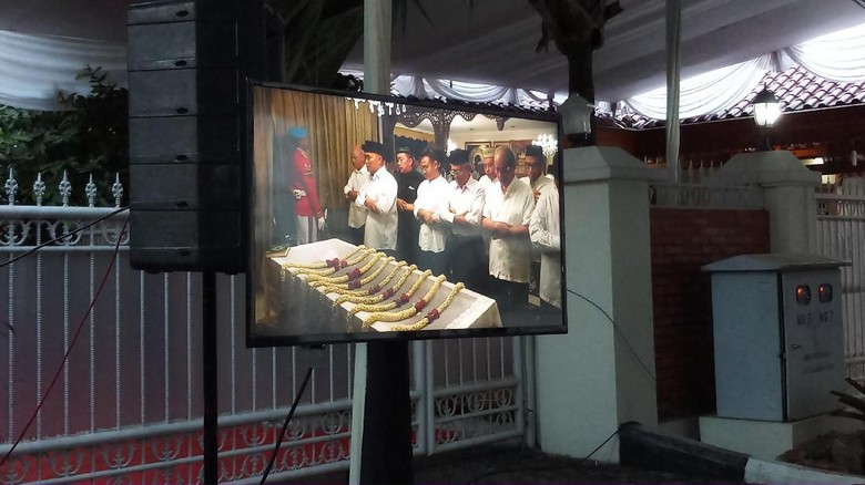 Mendikbud Melayat ke Rumah Duka BJ Habibie Mendikbud Melayat ke Rumah Duka BJ Habibie