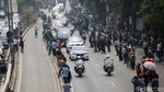 Antusias Warga Saksikan Iring-Iringan Mobil Jenazah Habibie