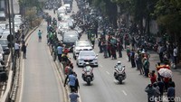 Pantauan detikcom, Kamis (12/9/2019) siang, warga yang berkumpul mulai tampak di Simpang Pancoran. Mereka berdiri di trotoar dengan tertib. Beberapa tampak mengabadikan iring-iringan jenazah lewat ponsel.