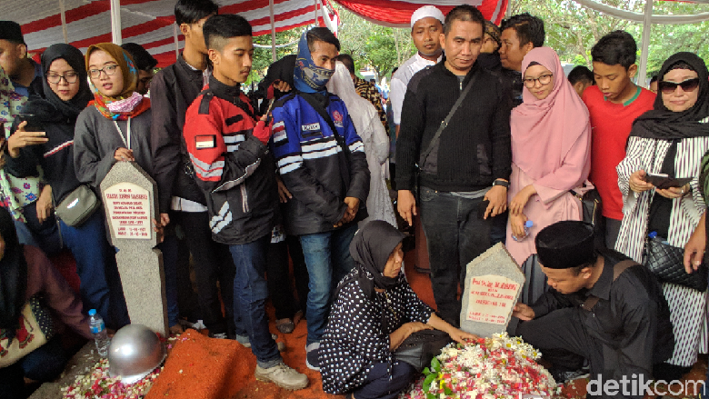 Saat Warga Antre Kirim Doa dan Foto-foto di Makam Habibie-Ainun Saat Warga Antre Kirim Doa dan Foto-foto di Makam Habibie-Ainun