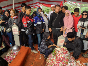 Saat Warga Antre Kirim Doa dan Foto-foto di Makam Habibie-Ainun