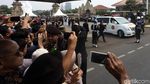 Warga Ramai-ramai Abadikan Kedatangan Jenazah BJ Habibie