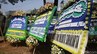 Mantan Menteri Pariwisata dan Ekonomi Kreatif Mari Elka Pangestu juga mengirim karangan bunga.