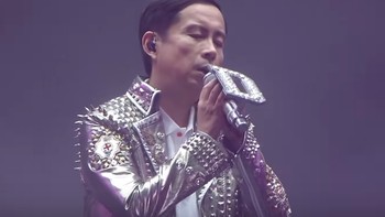 Daniel Zhang tak ketinggalan beraksi menyanyikan sebuah lagu. Foto: YouTube