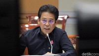 Saat melaksanakan uji kepatutan dan kelayakan di Komisi III DPR itu capim KPK Johanis Tanak terang-terangan menyindir wadah pegawai (WP) KPK dan pimpinan KPK yang menggelar aksi menolak revisi UU KPK dengan menutup logo KPK. Johanis pun menyebut polisi layak menyelidiki para pegawai yang beraksi bila aksi tersebut tidak ada izin.