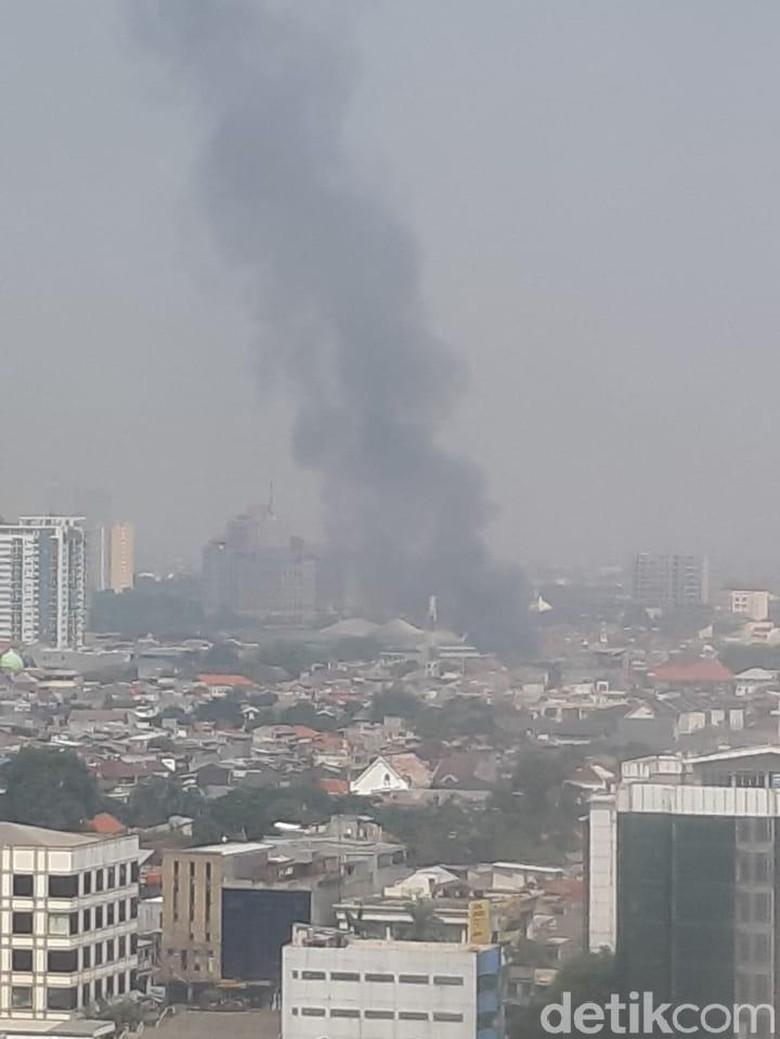 Rumah di Petogogan Jaksel Terbakar, 8 Unit Mobil Damkar Dikerahkan Rumah di Petogogan Jaksel Terbakar, 8 Unit Mobil Damkar Dikerahkan