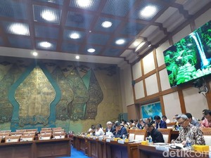 Malam-malam, Jonan Bahas Revisi UU Minerba Bareng DPR