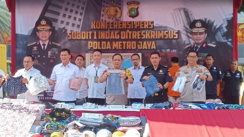 Polisi Tangkap Penyelundup Pakaian Bekas Asal China Senilai Rp 10 M Polisi Tangkap Penyelundup Pakaian Bekas Asal China Senilai Rp 10 M