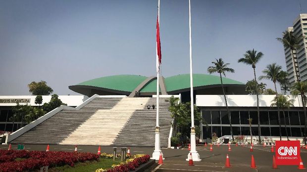 Bendera Setengah Tiang di Istana, Berkabung untuk Habibie