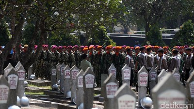 TNI-Polri Bersiaga Jelang Pemakaman BJ Habibie di TMP Kalibata