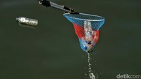 Sejumlah botol bekas pakai nampak terlihat menggenang dan terbawa arus di laut yang berada di kawasan Tanjung Priok, Jakarta.