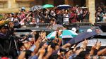 Warga Ramai-ramai Abadikan Kedatangan Jenazah BJ Habibie