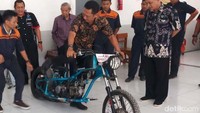 Peralatan yang digunakannya pun terbilang masih sederhana. Mereka membuat kedua sepeda motor itu bukan dengan cara memodifikasi.