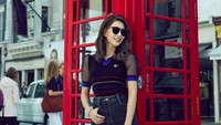 Pose cantiknya saat di London, Inggris. (hannah_quinlivan/Instagram)