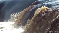 Hitam pekat dan menimbulkan bau busuk itulah yang sangat dikeluhkan warga, karena cukup mengganggu aktifitas warga disekitar sana.