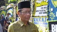 Mantan Ketua Mahkamah Konstitusi (MK) Mahfud Md datang melayat sejak pagi pukul 07.58 WIB. Ia mengenakan batik bewarna coklat kehijauan.