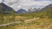 Puncak selatan Gunung Kebnekaise yang tertutup gletser, yang terletak di ujung utara negara itu, tingginya sekarang hanya 2.095,6 mdpl dan merupakan ketinggian terendah selama pengukuran (iStock)