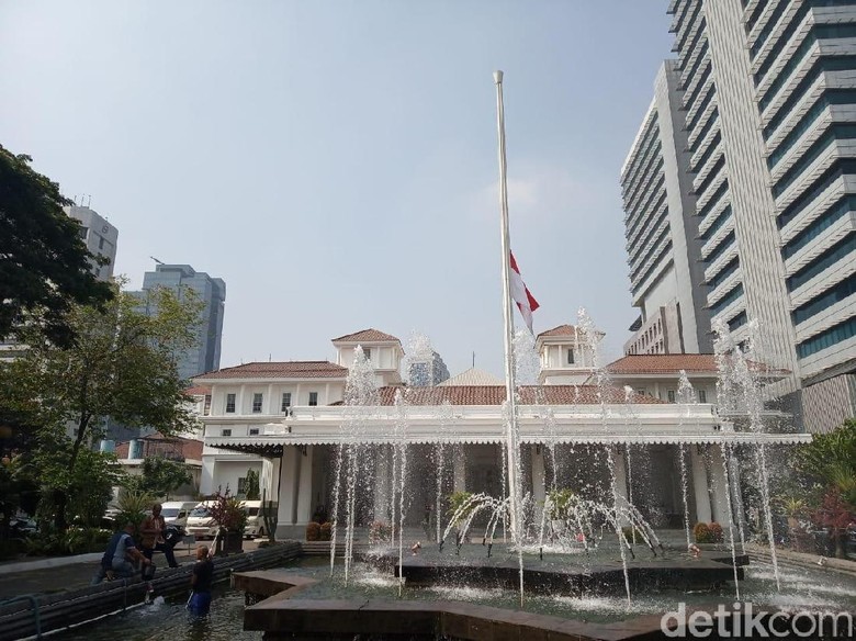 Dukacita BJ Habibie Wafat, Balai Kota DKI Kibarkan Bendera Setengah Tiang Dukacita BJ Habibie Wafat, Balai Kota DKI Kibarkan Bendera Setengah Tiang