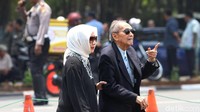 Sebagian dari mereka juga terlihat mengenakan pakaian hitam untuk melayat dan menyaksikan pemakamanan Presiden RI ke-3, BJ Habibie.