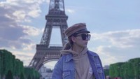 Hannah sering berkunjung ke Paris. Ini salah satu fotonya dengan latar Menara Eiffel. (hannah_quinlivan/Instagram)