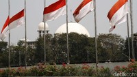 Pemerintah juga mengimbau kepada masyarakat untuk ikut menghormati BJ Habibie dengan mengibarkan bendera setengah tiang.