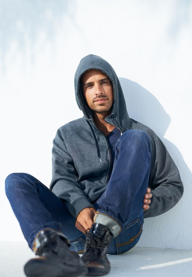 Jaket atau sweater hoodie membuat penampilan terkesan boyish dan tidak akan pernah ketinggalan zaman. Pilih hoodie dengan bahan agak tebal dan berat untuk memberi efek tubuh yang huggable. Foto: iStock