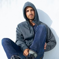 Jaket atau sweater hoodie membuat penampilan terkesan boyish dan tidak akan pernah ketinggalan zaman. Pilih hoodie dengan bahan agak tebal dan berat untuk memberi efek tubuh yang huggable. Foto: iStock