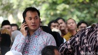 Nampak pula sutradara film nasional, Hanung Bramantyo di prosesi pemakaman BJ Habibie.
