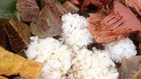 Sayur lodeh buat nasi penggel biasanya berisi nangka muda, kacang panjang, ditambah tahu goreng atau temep, dengan bumbu santan ringan dan sedikit pedas. Foto : Instagram @bakul.nthull