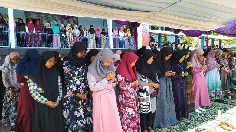 Pelajar di Ciamis Gelar Doa Bersama untuk BJ Habibie Pelajar di Ciamis Gelar Doa Bersama untuk BJ Habibie