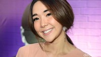 Menurutnya tak mungkin dirinya ke klub malam tanpa berdandan seperti yang terlihat di foto dan video yang beredar. Pool/Noel/detikFoto.