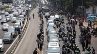 Sejumlah warga berdiri di pinggir jalan untuk memberikan penghormatan terakhir kepada Presiden ke-3 BJ Habibie yang akan dimakamkan di Taman Makam Pahlawan (TMP) Kalibata, Jakarta.