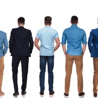 Celana panjang atau jeans yang membentuk area belakang dan bokong dengan sempurna akan membuat penampilan pria lebih seksi dan menarik. Tidak terlalu ketat, juga tak kedodoran. Pilih celana dengan bahan yang tidak stretch atau elastis agar lebih tahan lama. Foto: iStock