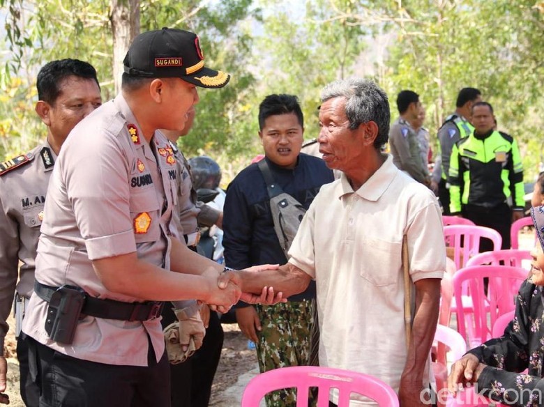 Polisi Pacitan Serahkan Tandon Bantu Warga Atasi Krisis Air Bersih Polisi Pacitan Serahkan Tandon Bantu Warga Atasi Krisis Air Bersih