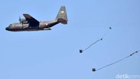Salah satunya, pesawat tanpa awak UAV CH-4 milik TNI AU yang mengawali penyerangan. Pesawat tanpa awak yang dikendalikan dari Lanud Juanda ini tak hanya bertugas melakukan pengintaian target sasaran. Drone yang mampu terbang hingga 30 jam itu juga langsung melakukan pengeboman ke daerah lawan. Disusul berikutnya, gempuran demi gempuran dari alutsista yang lain juga terus berdentuman di daerah musuh.