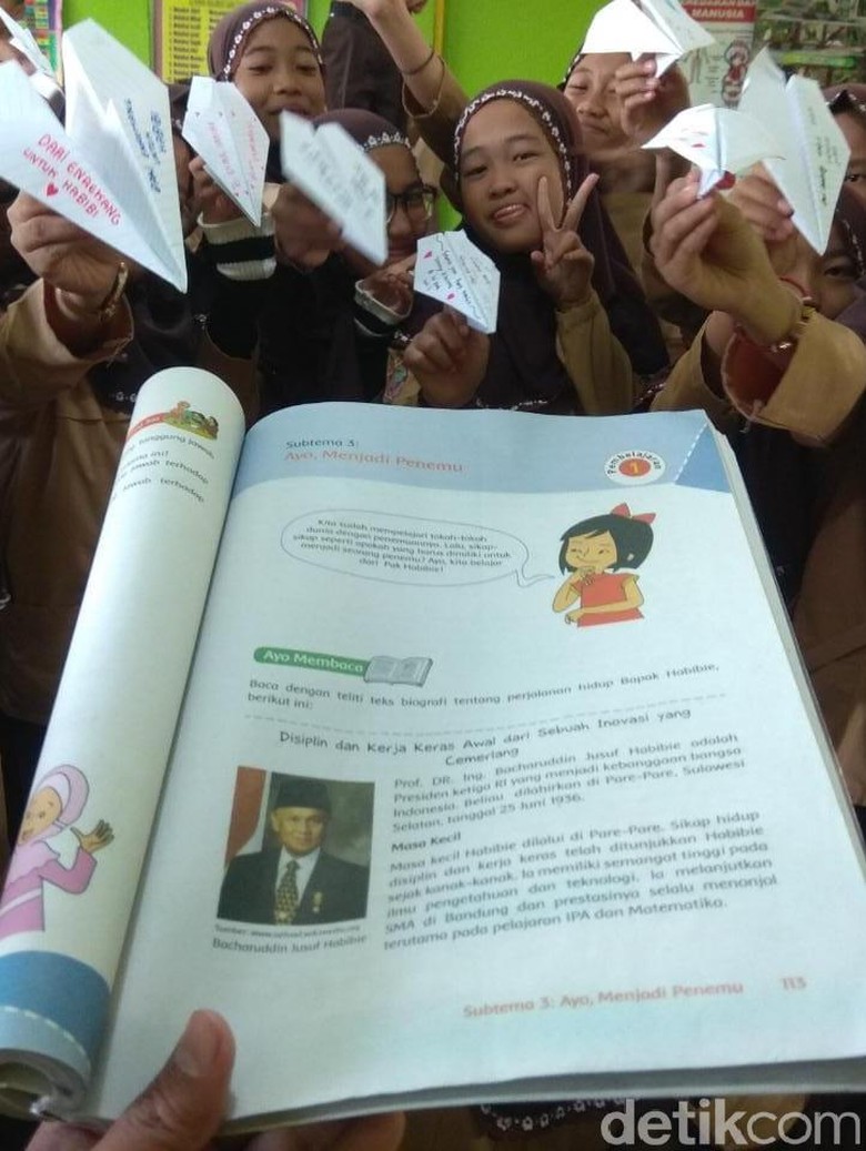 Siswa SD di Enrekang Kenang Habibie Lewat Pesawat Kertas Siswa SD di Enrekang Kenang Habibie Lewat Pesawat Kertas
