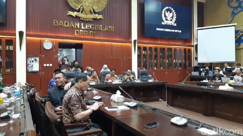 Malam-malam, DPR-Pemerintah Bahas Revisi UU KPK di Badan Legislasi Malam-malam, DPR-Pemerintah Bahas Revisi UU KPK di Badan Legislasi