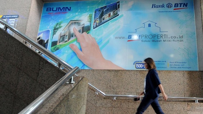 PT Bank Tabungan Negara (Persero) Tbk akan lebih fokus dalam memberikan layanan digital kepada masyarakat terkait dengan kebutuhan rumah. BTN telah menyiapkan layanan online KPR berbasis digital yang dapat dengan mudah diakses. Masyarakat sekarang akan lebih cepat mendapatkan informasi sekaligus layanan fasilitas KPR secara online melalui www.btnproperti.co.id. Terlihat seorang nasabah sedang berjalan di kantor bank BTN di Jakarta.
