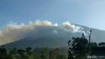 Penampakan Kepulan Asap Kebakaran di Lereng Gunung Merbabu