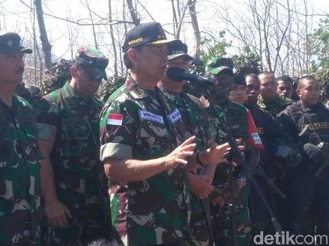 Wiranto di lokasi Latihan Gabungan TNI, Situbondo/
