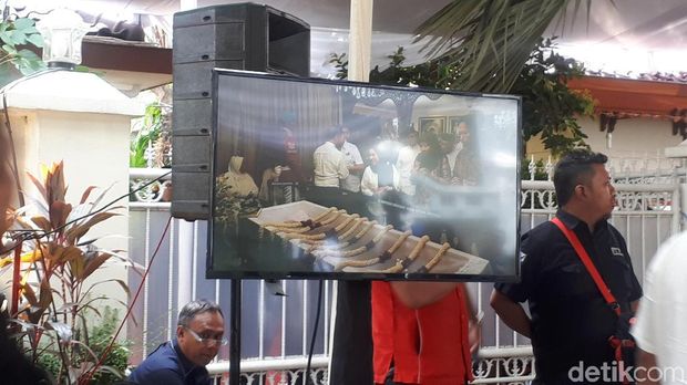 Monitor yang dipasang di halaman rumah duka