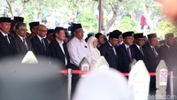 Sejumlah tokoh nasional maupun pejabat dari sejumlah negara sahabat turut hadir di prosesi pemakaman mantan presiden Indonesia tersebut.