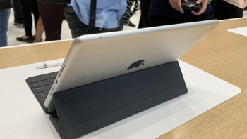 Tentu saja smart keyboard dijual terpisah. Foto: internet