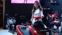 SPG cantik di booth motor Honda.