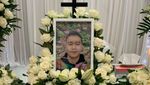 Boy William Serba Putih di Rumah Duka Raymond Hartanto