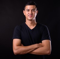 Aura maskulin akan langsung terlihat ketika pria memakai t-shirt polos warna gelap yang pas badan. Ingin kesan ekstra macho? Pilih kaus warna hitam. Foto: iStock